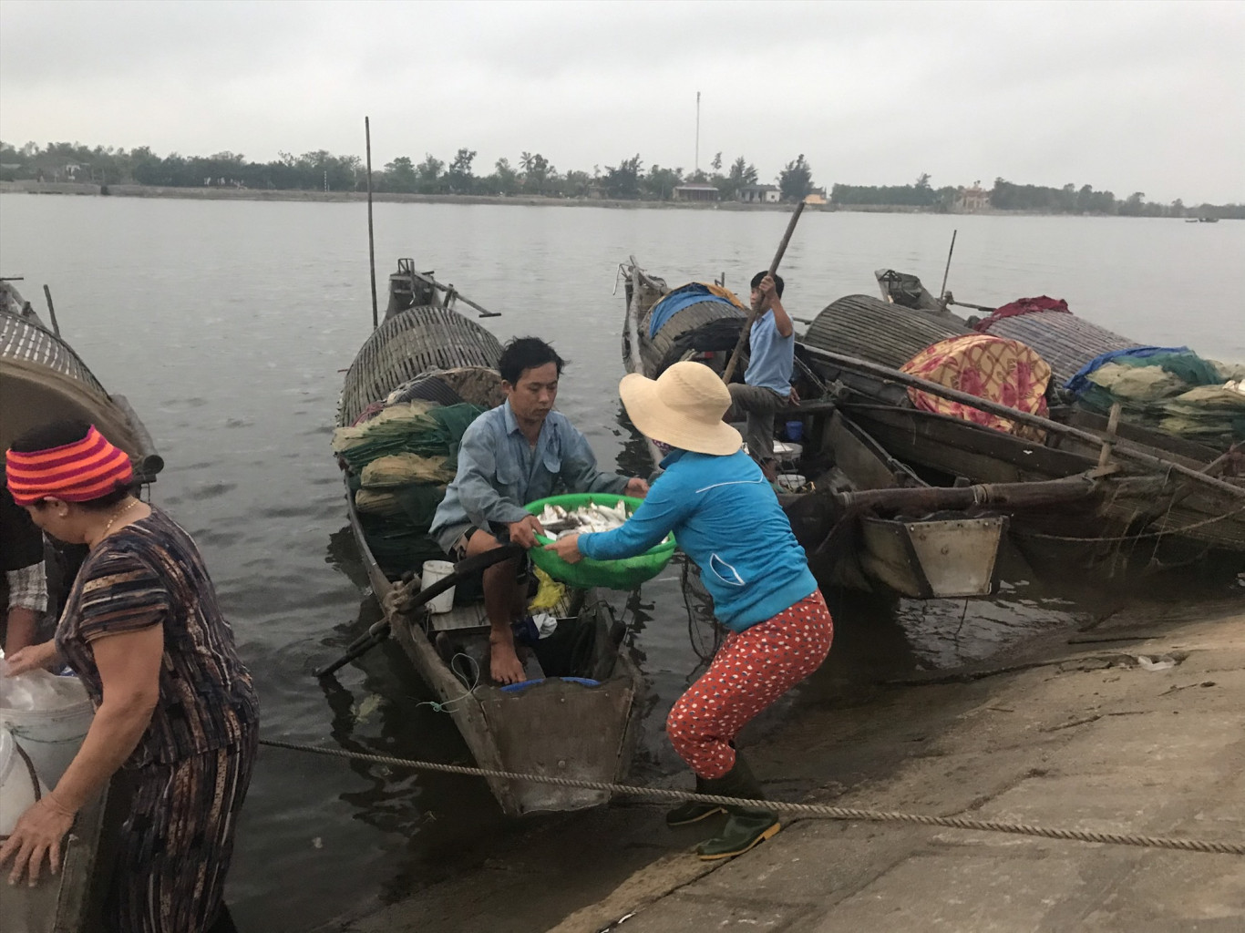 Phiên chợ sớm, thuyền ghe các nơi tụ về chợ Bắc Phước bán cá tôm sau một đêm đánh bắt - Ảnh: D.X